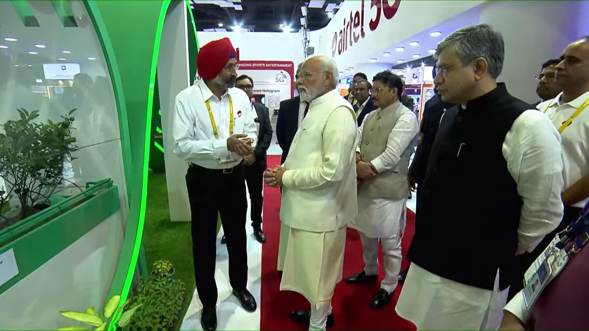 PM Modi along with Minister of Communications Ashwini Vaishnaw interacts with service provider representatives at Pragati Maidan, ahead of 5G launch in New Delhi on October 1, 2022. Photo: Screengrab from YouTube/PMOIndia
