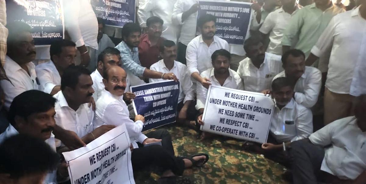 कडप्पा सांसद वाईएस अविनाश रेड्डी के समर्थक मंगलवार को कुरनूल के गायत्री एस्टेट में विश्वभारती अस्पताल की ओर जाने वाली सड़क पर बैठ गए। 