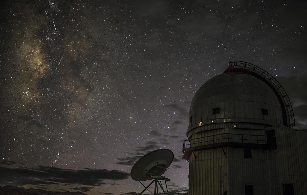 De Himalaya Chandra Telescope, een meteoor en een satelliet in Ladakh De Himalaya Chandra Telescope, een meteoor en een satelliet in Ladakh