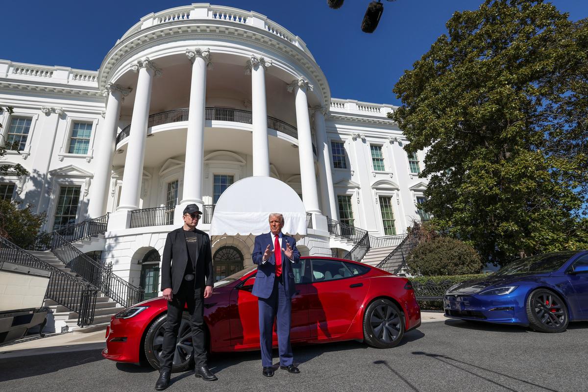 US -Präsident Donald Trump und Tesla -CEO Elon Musk stehen vor Tesla Model S im Weißen Haus in Washington, DC, USA, 11. März 2025. Reuters/Kevin Lamarque