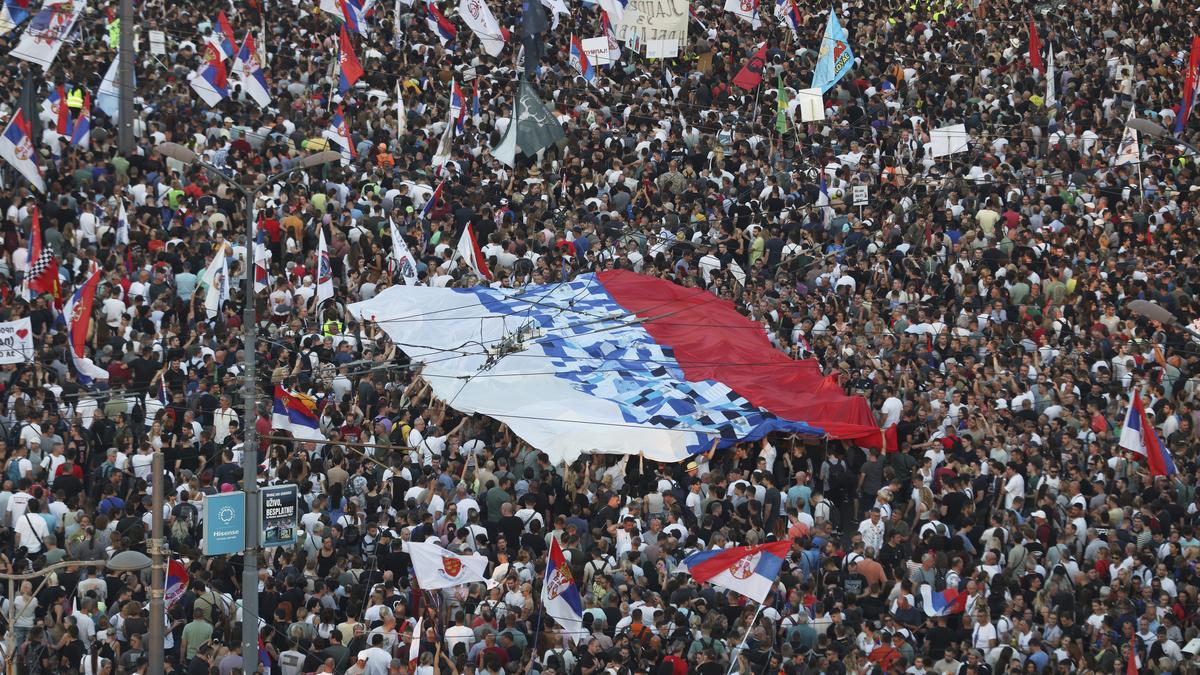 https://th-i.thgim.com/public/incoming/g21ply/article69928030.ece/alternates/LANDSCAPE_1200/Serbia_Protest_93514.jpg