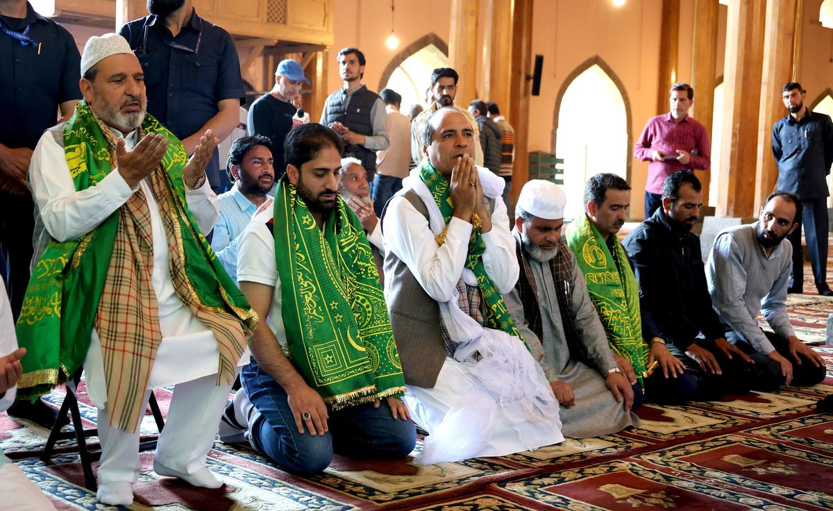 Apni Party President Altaf Bukhari paid a visit to Jamia Masjid where he offered prayers.