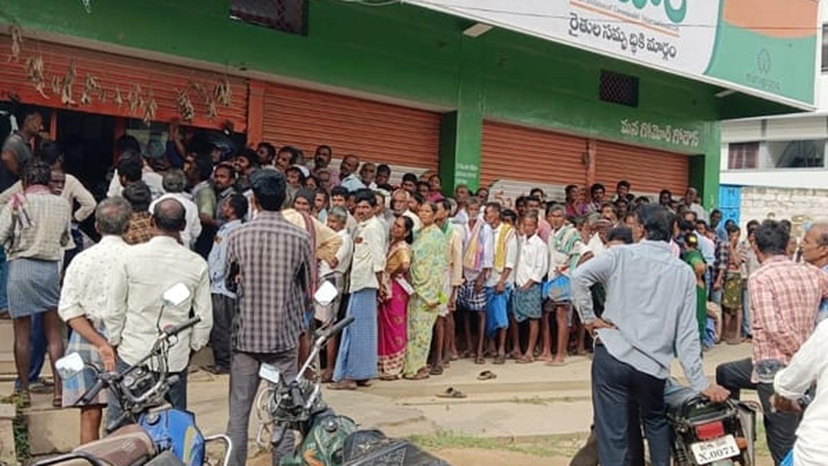 Farmers deplore shortage of urea stocks in Madanapalle