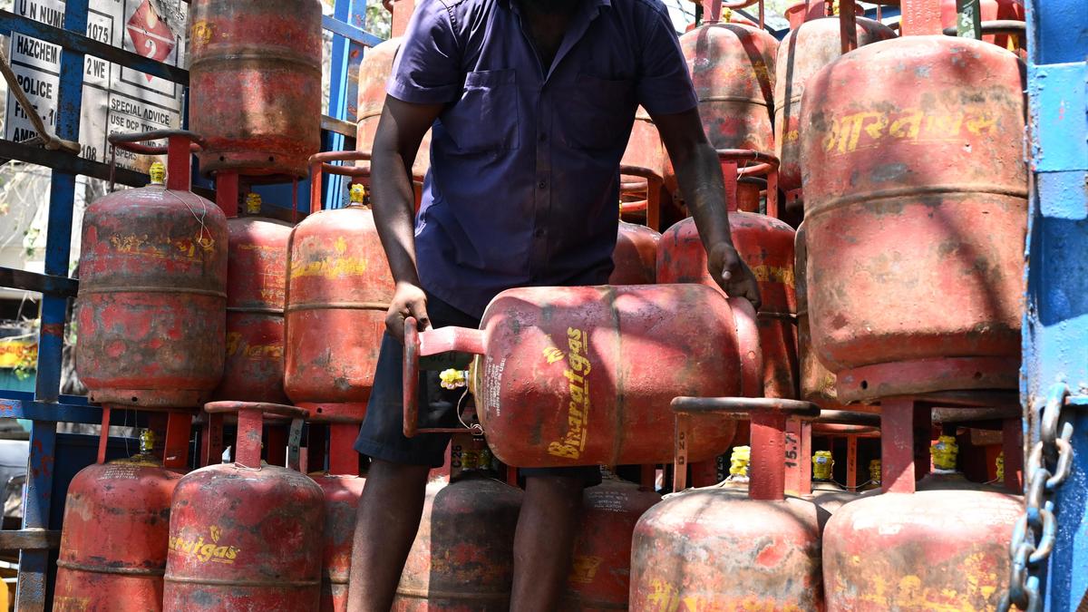 Backlogs for LPG refills range from 4 to 12 days: distributors