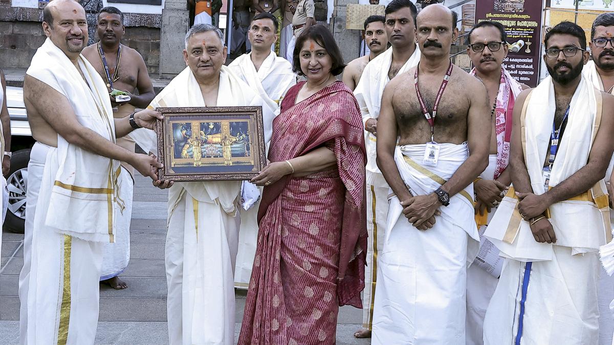 CDS General Anil Chauhan offers prayers at Padmanabha Swamy temple