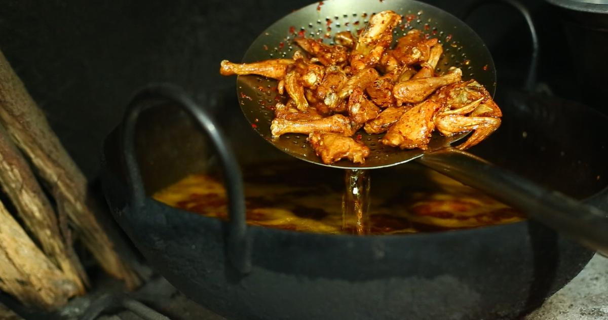 Deep frying marinated chicken at Kethel’s Rahmaniya restaurant in Chala market, Thiruvananthapuram