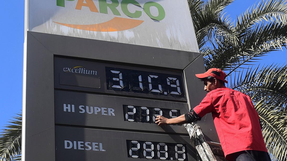 Pakistan cuts petrol, diesel prices