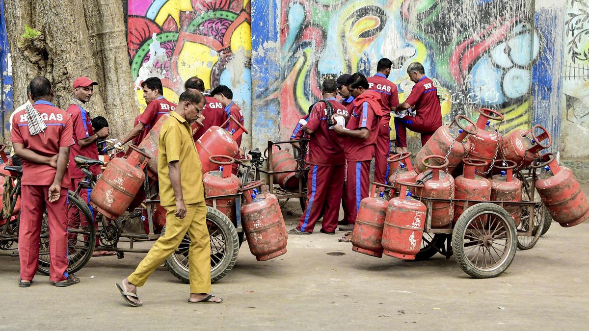 70% volume of commercial LPG available in Maharashtra, says State Government 70% volume of commercial LPG available in Maharashtra, says State Government