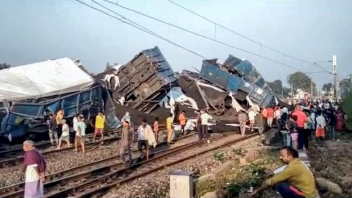 Over 50 wagons of goods train derail near Gaya, rail traffic disrupted ...