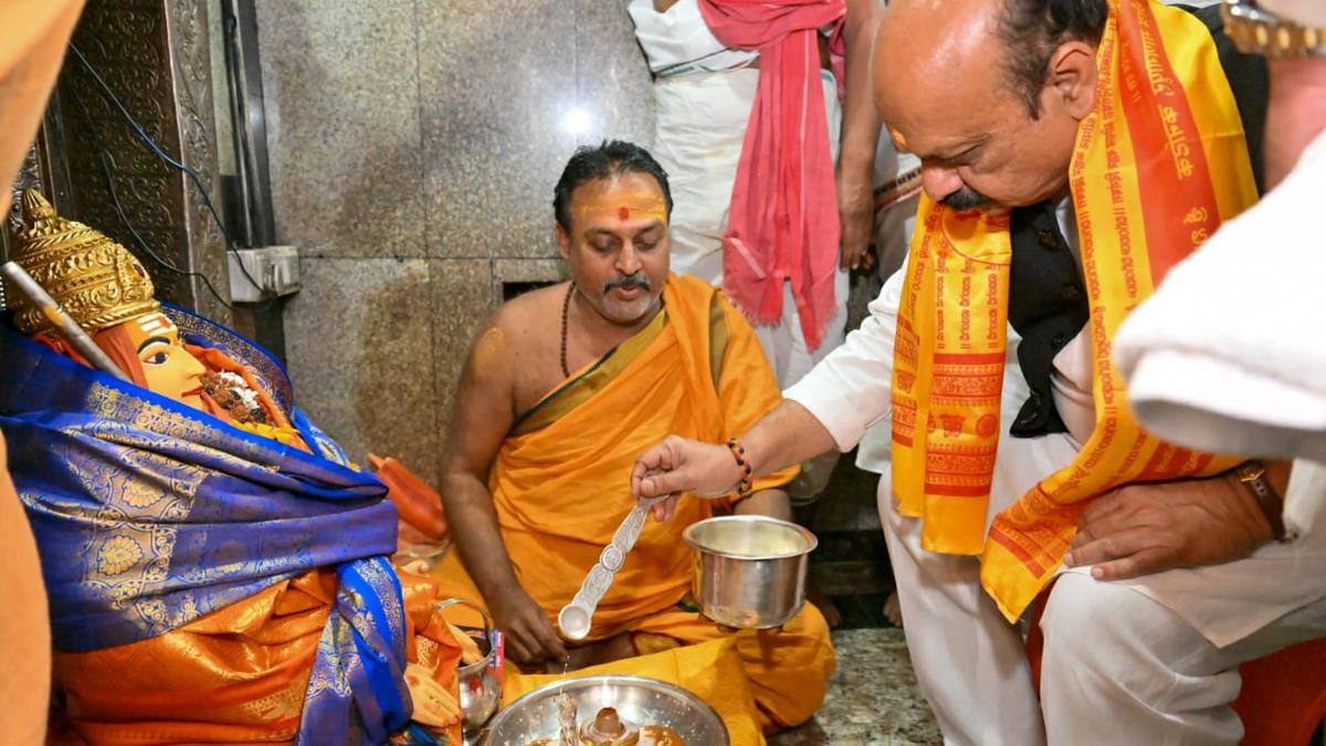 Chief Minister offers special puja at Dattatreya temple and Sangam in Deval Ganagapur