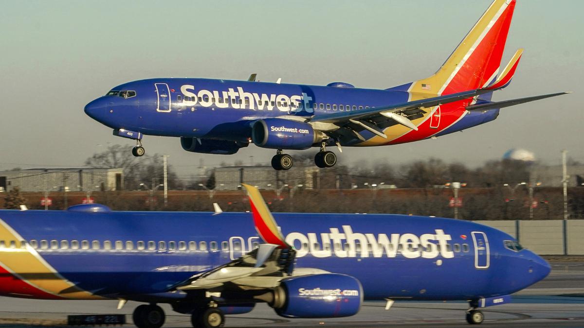 Southwest Airlines flight abruptly rises to avoid another plane crossing Chicago runway