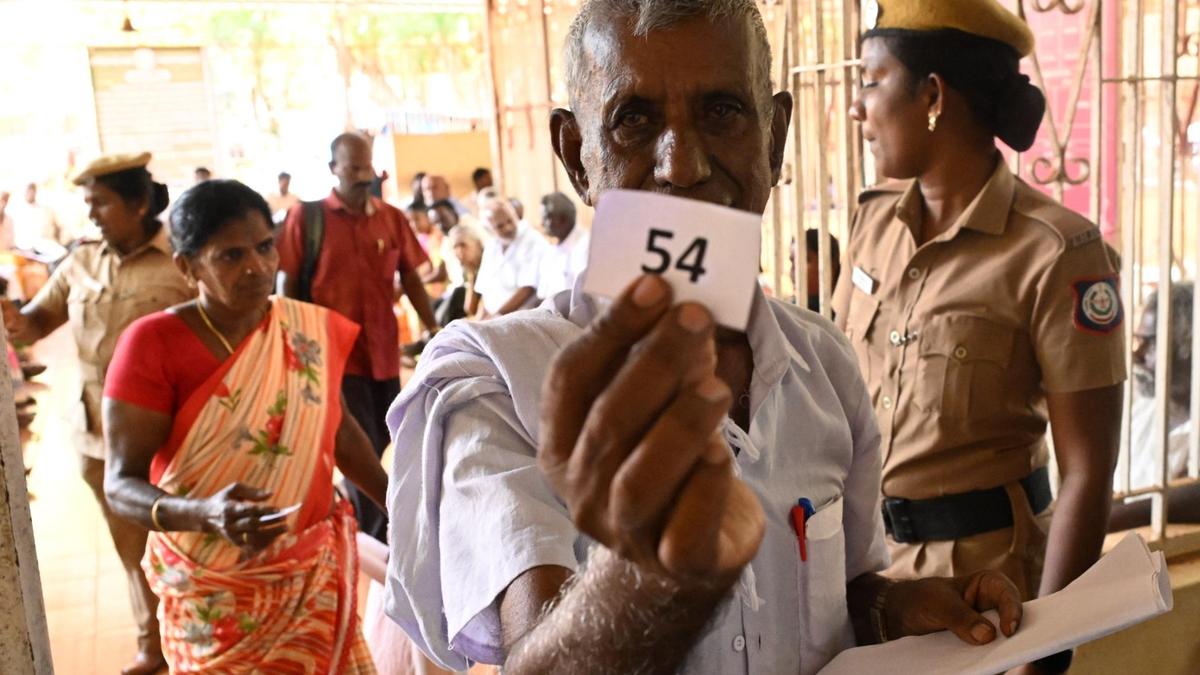 Scuffle breaks out at public grievance meeting in Sivaganga over confusion in token distribution