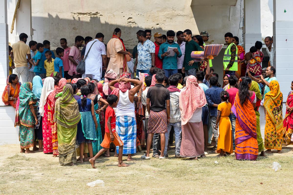 Families take refuge in Parlalpur high school in Kaliachak III block, almost 1 kilometre from Parlalpur ghat, in Malda district.
