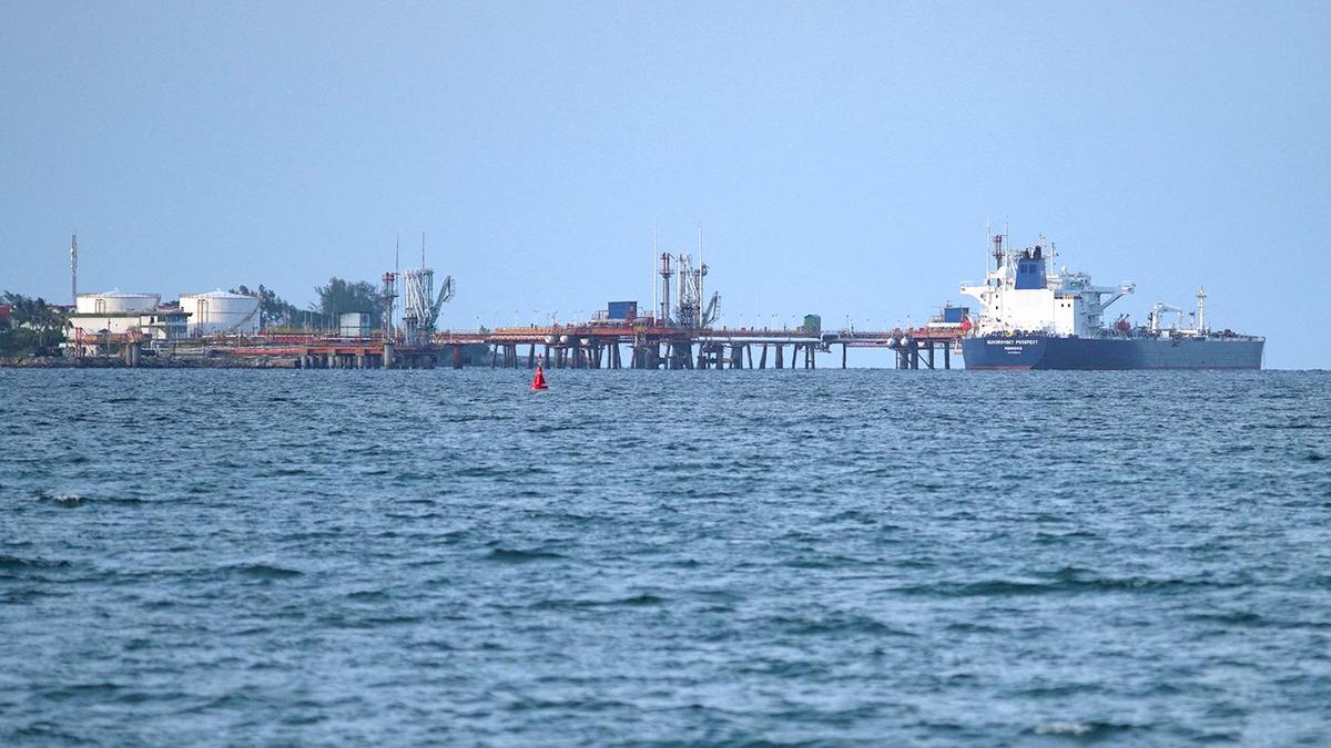 Ship carrying Iranian oil shifts course midway from India to China