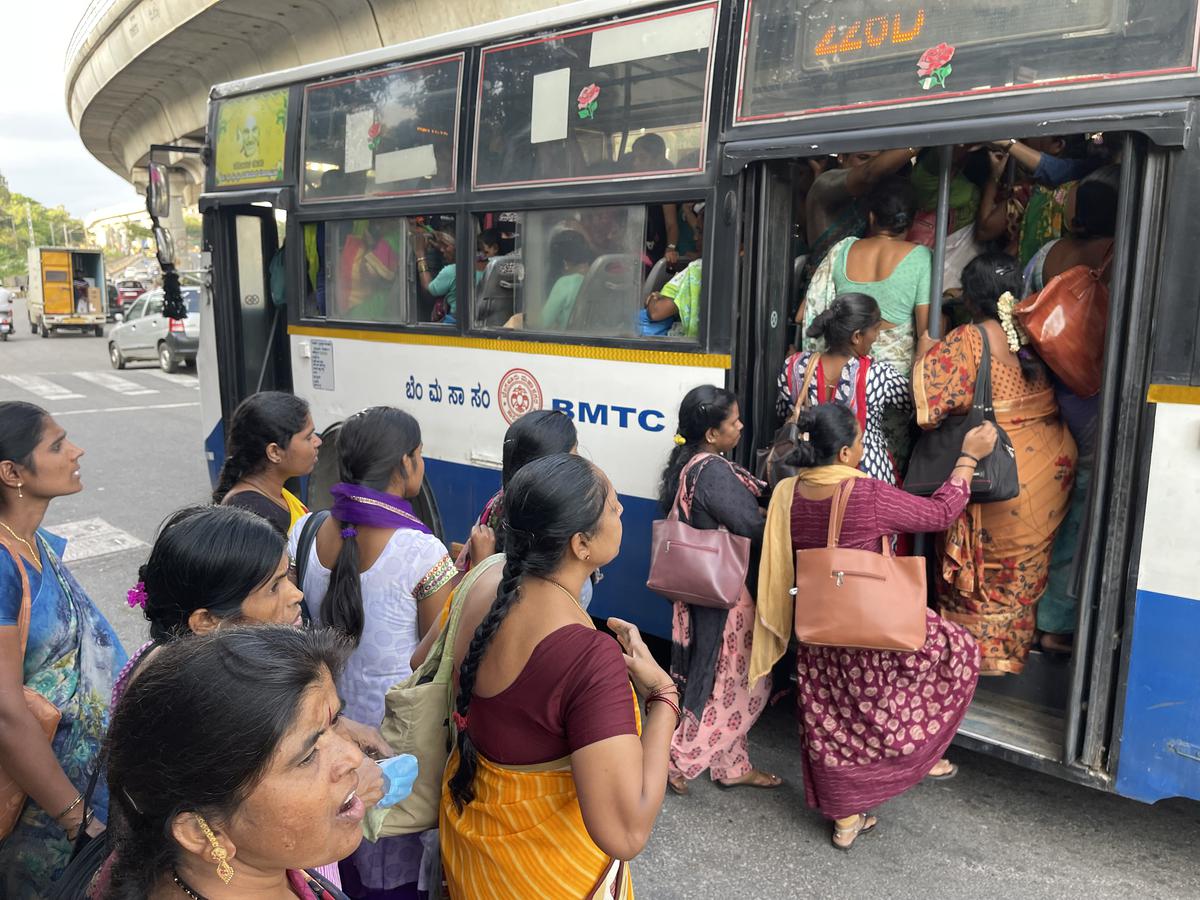 Bus ride to equality, the wheels of change in Karnataka afbeelding