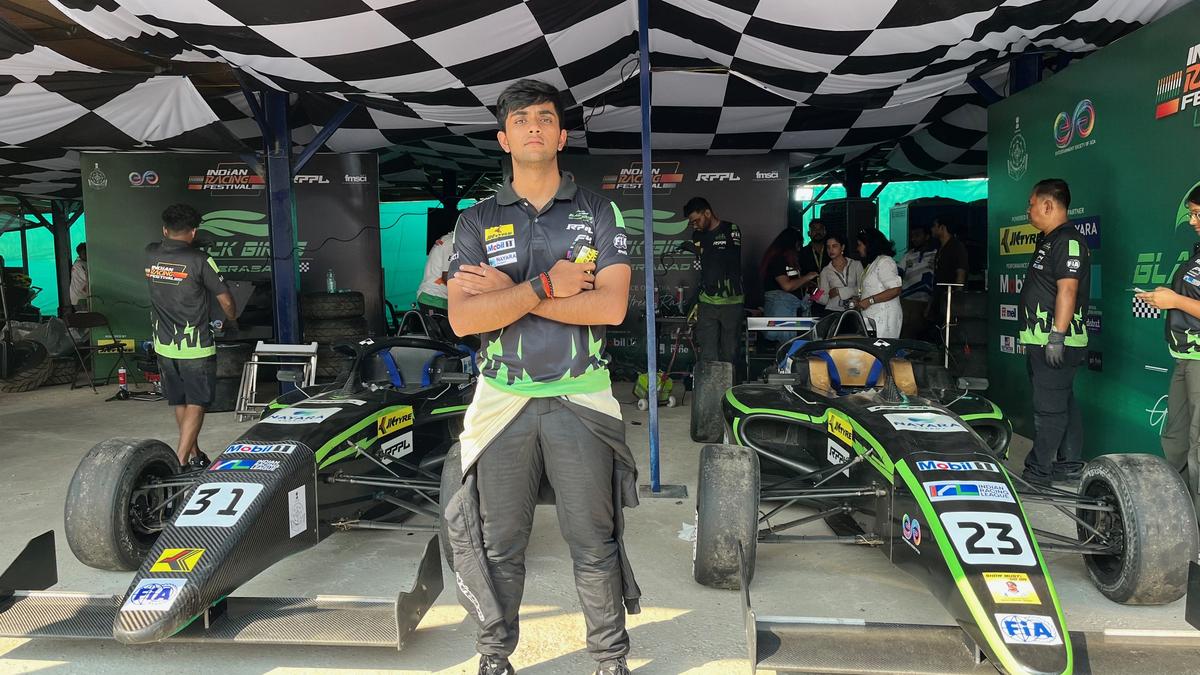 Di Festival Balap India, Divy Nandan berkendara ke Hyderabad Blackbirds milik Naga Chaitanya