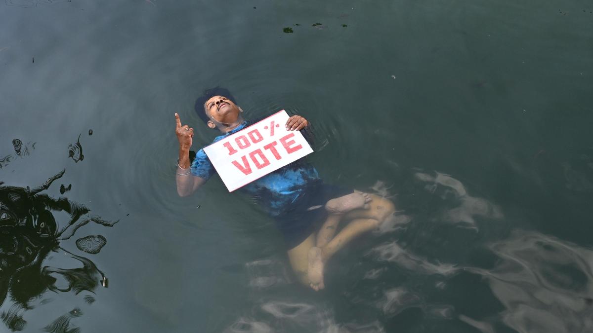 Coimbatore activist does water yoga to keep democracy afloat