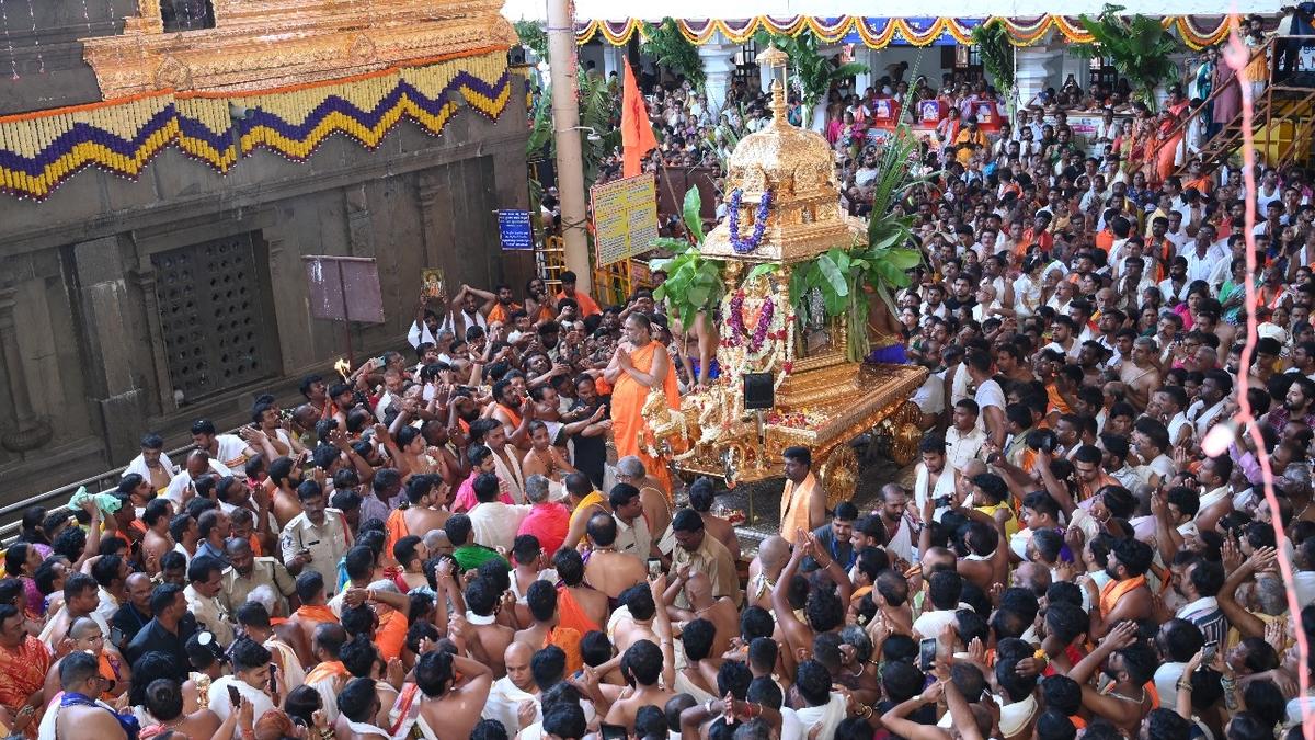 Devotees take part in Madhyaradhana Mahotsava at Mantralayam temple