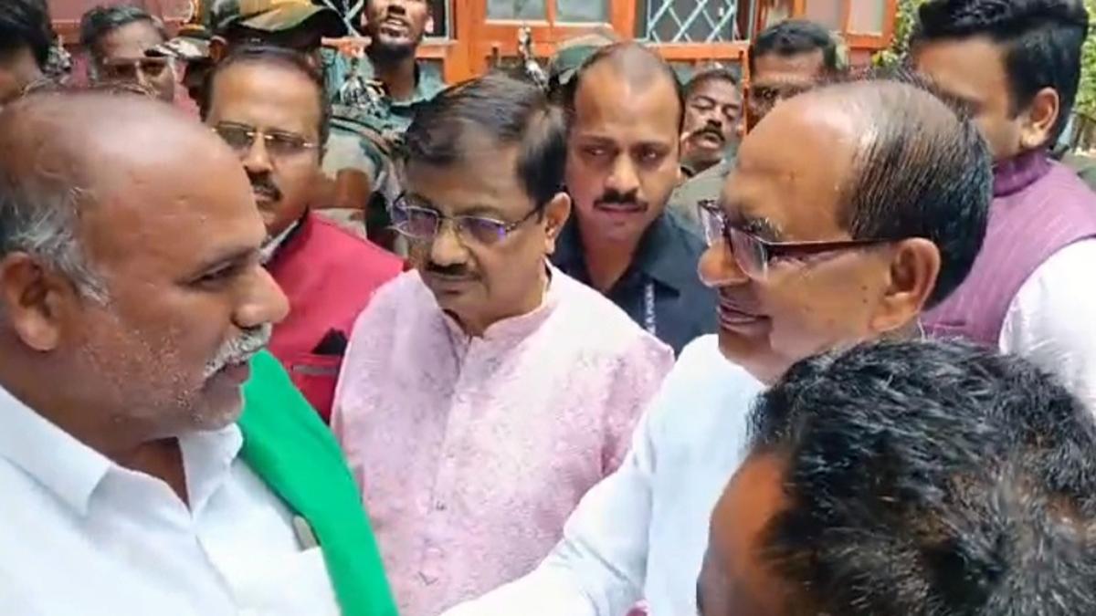 Farmers meet Shivaraj Singh Chouhan in Karnataka’s Mysuru, seek redressal of their grievances 