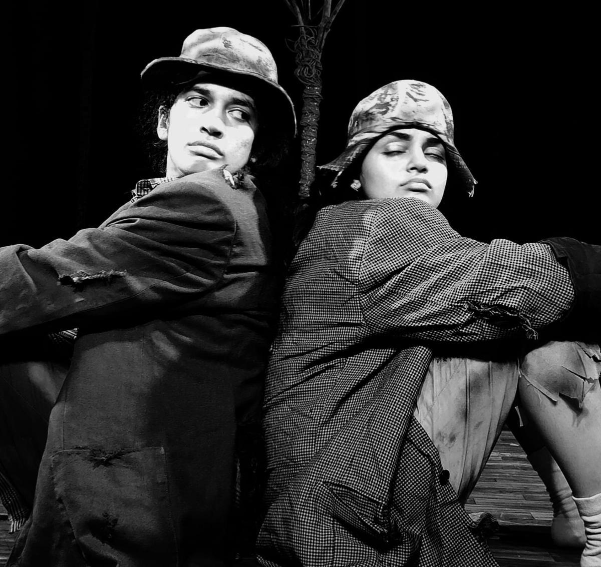 Giovani attori di Nishumbita durante uno spettacolo