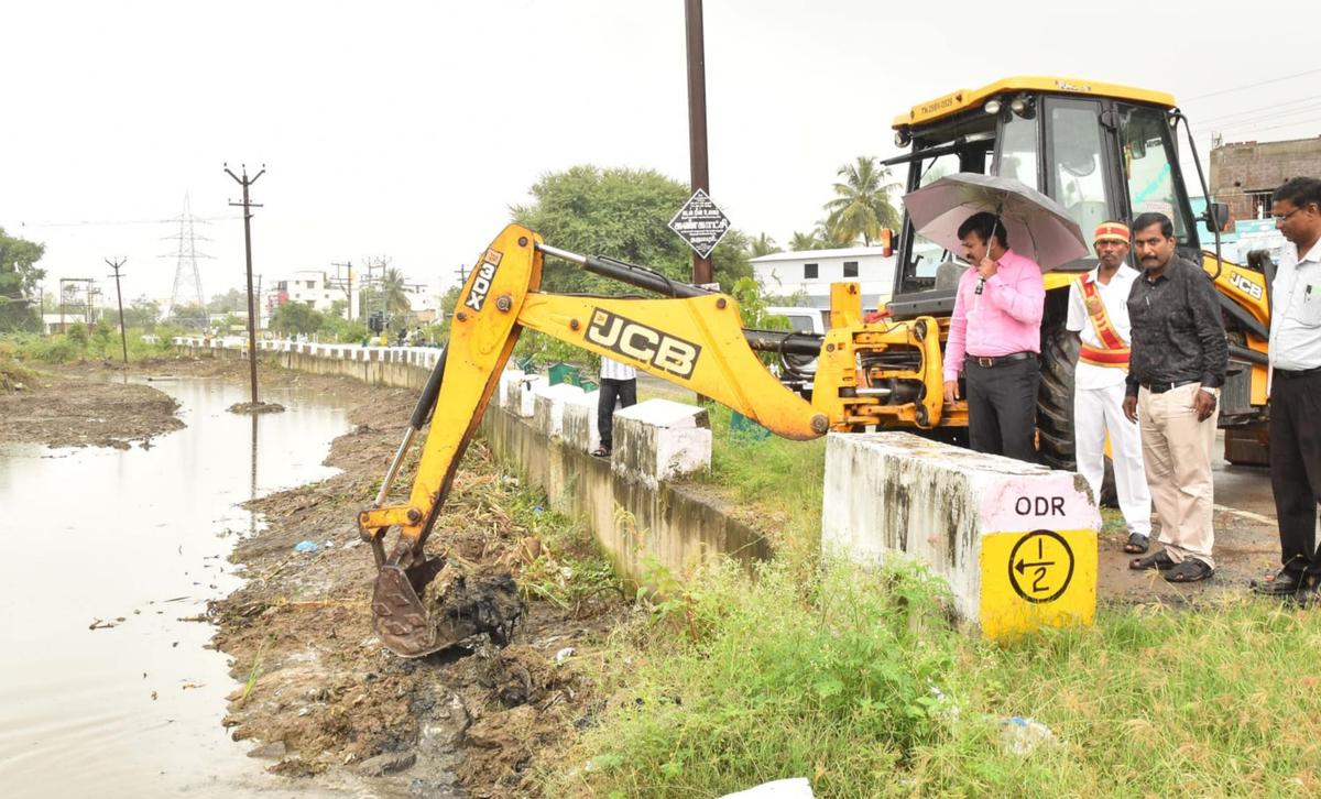 Collector R. Sadheesh inspected the dredging works and removal of encroachments in Raman Nagar drainage channel in Dharmapuri on Wednesday.