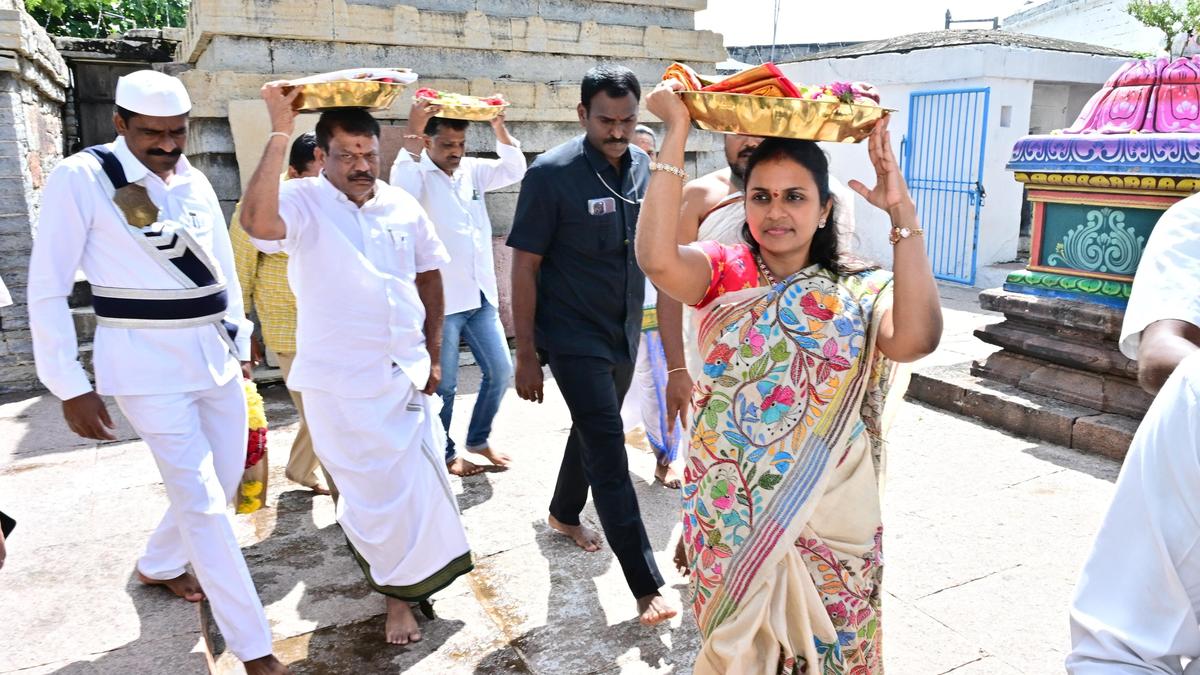 Kurnool Collector presents silk vastrams at Jogulamba temple
