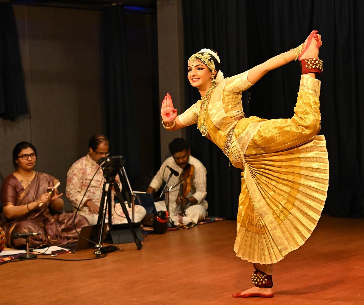 Sua madre e guru del Bharatanatyam, Aishwarya Chakravarthy, le fornisce spunti ritmici e gestisce il nattuvangam.