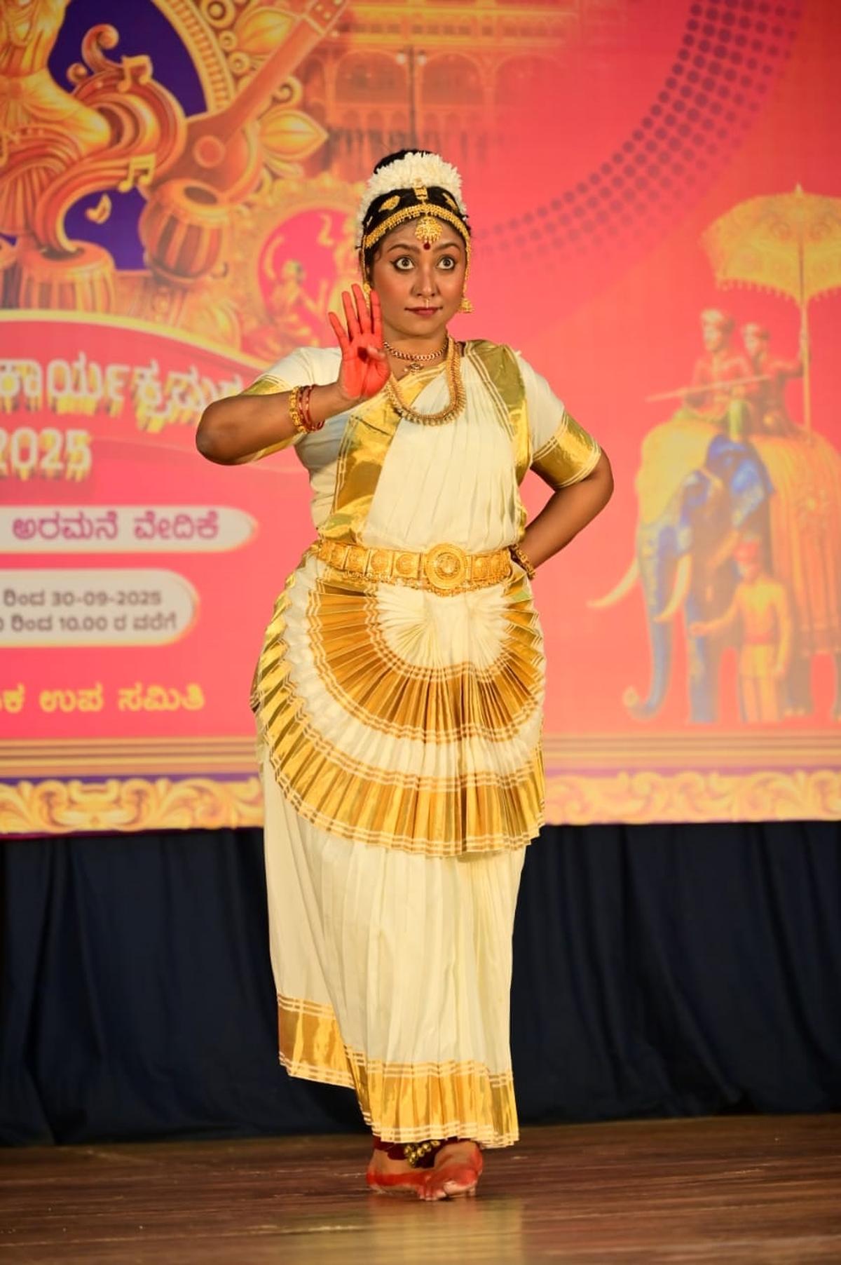 Dance performance by OSD to CM during Dasara - The Hindu