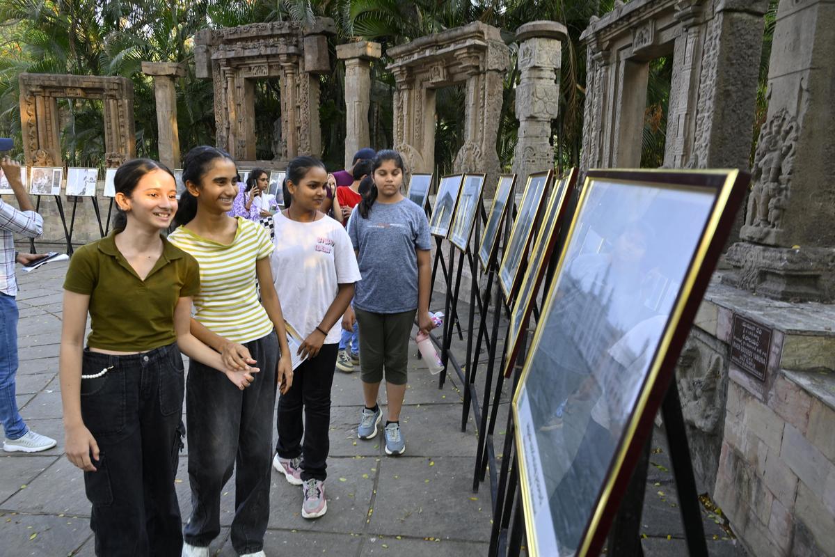 सोमवार को हैदराबाद के राज्य संग्रहालय में अंतर्राष्ट्रीय संग्रहालय दिवस के अवसर पर छात्र मुख्य रूप से काकतीय और कुतुब शाही राजवंशों से प्रभावित प्राचीन मंदिरों, मध्ययुगीन किलों और निज़ाम-युग के महलों में फैली विरासत संरचनाओं पर एक फोटो प्रदर्शनी की सराहना कर रहे थे। सोमवार को हैदराबाद के राज्य संग्रहालय में अंतर्राष्ट्रीय संग्रहालय दिवस के अवसर पर छात्र मुख्य रूप से काकतीय और कुतुब शाही राजवंशों से प्रभावित प्राचीन मंदिरों, मध्ययुगीन किलों और निज़ाम-युग के महलों में फैली विरासत संरचनाओं पर एक फोटो प्रदर्शनी की सराहना कर रहे थे।