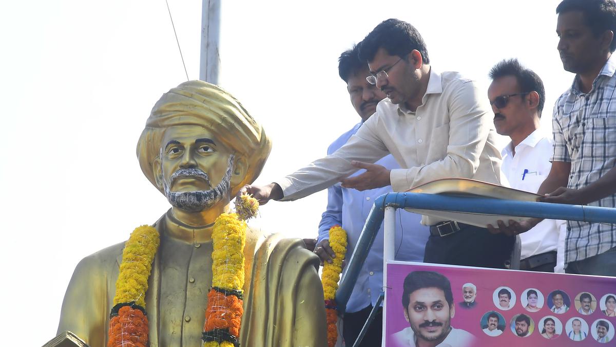 Rich tributes paid to Jyotirao Phule on his death anniversary in Visakhapatnam