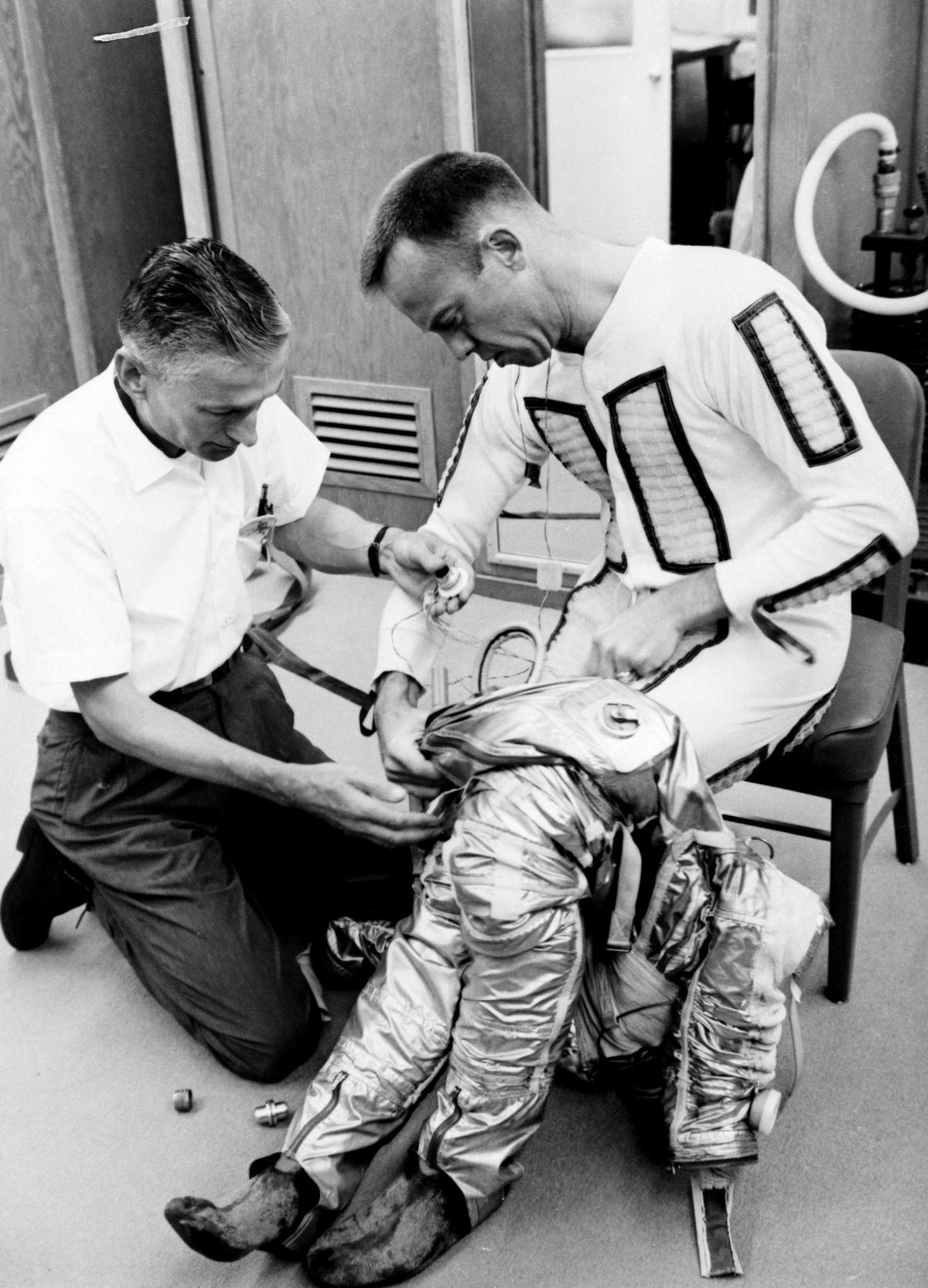 在成为第二个进入太空的人之前，谢泼德被帮助穿上了宇航服。 
