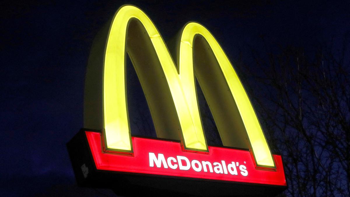 McDonald’s shares slide as E. coli outbreak tied to quarter-pounder kills 1 in U.S.