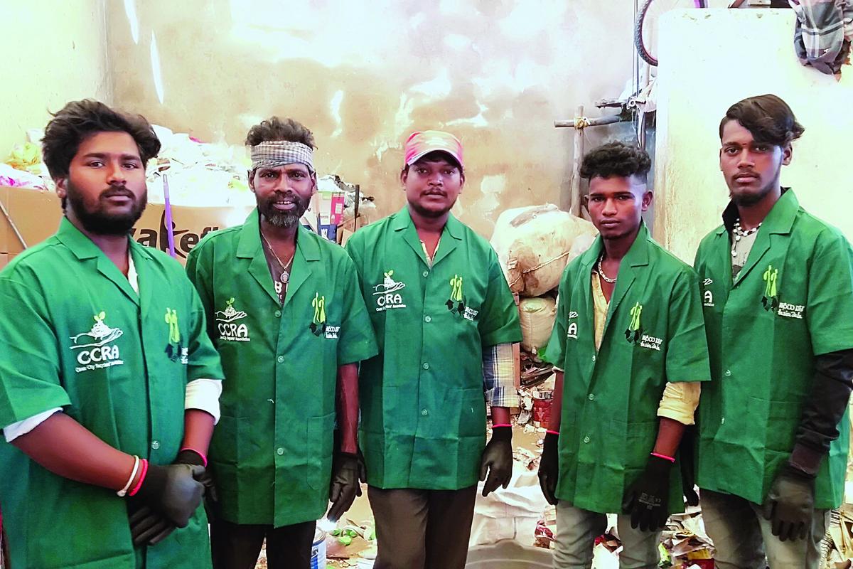 I progetti di dispositivi di protezione sono progettati su misura per i lavoratori informali nel settore dei rifiuti in tutta l'India.