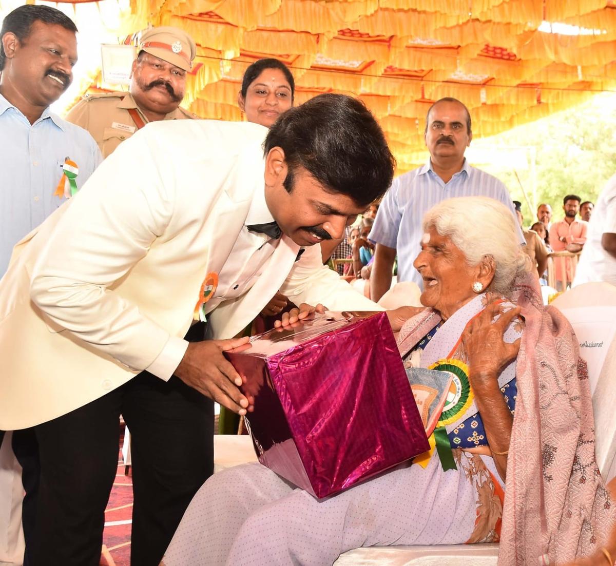 Collector R. Sadheesh felicitating a freedom fighter in Dharmapuri. Collector R. Sadheesh felicitating a freedom fighter in Dharmapuri.
