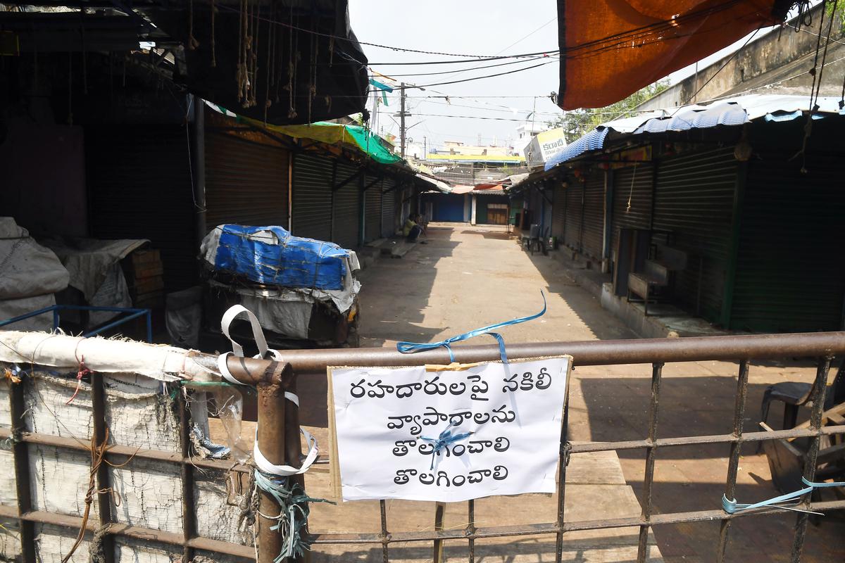 Visakhapatnam’s famous Poorna Market comes to a standstill as traders go on 12-hour protest demanding eviction of unauthorised hawkers