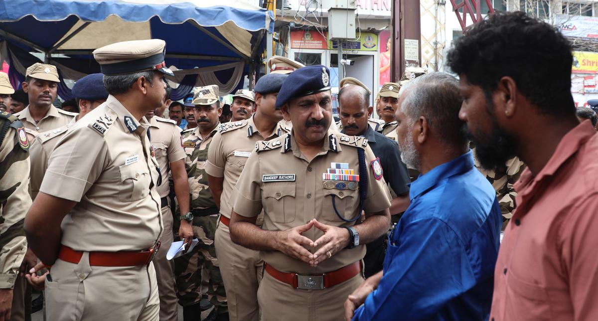 Chennai Police Commissioner inspects security arrangements at T. Nagar ahead  of Deepavali - The Hindu