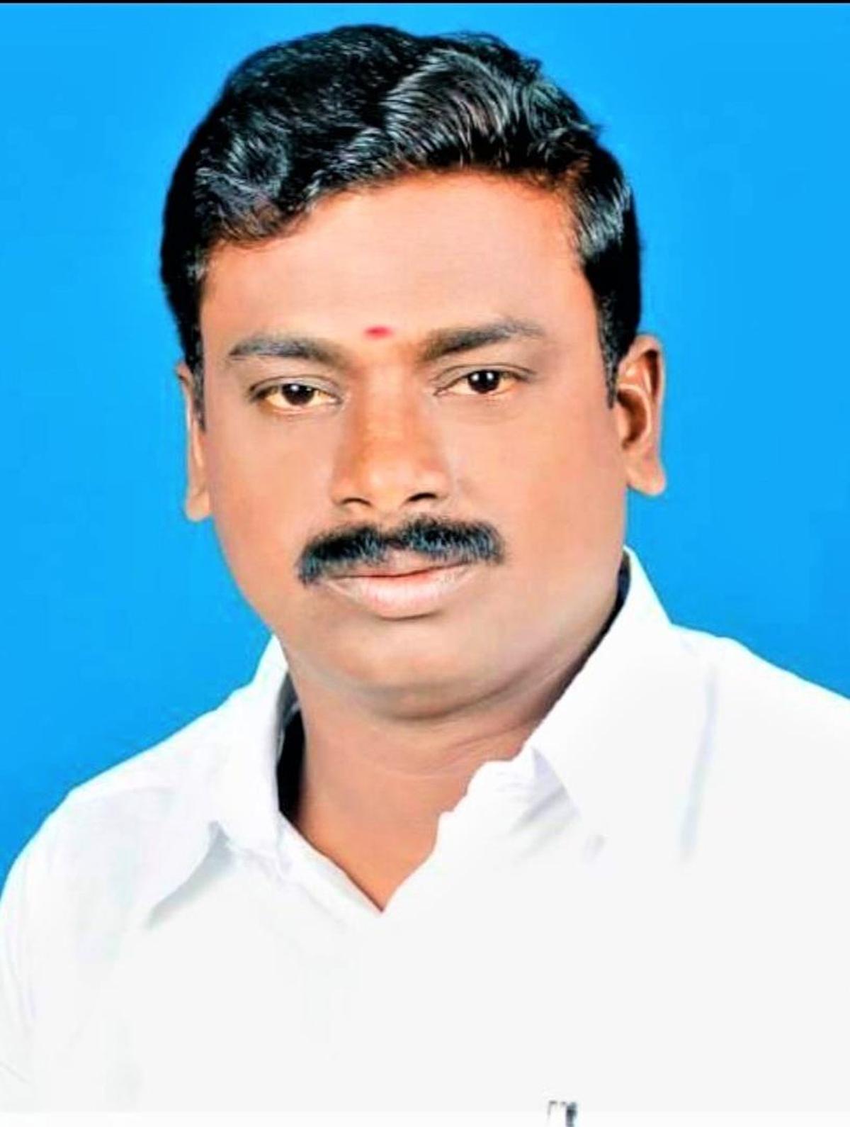 K. Karunanidhi, candidato DMK del collegio elettorale di Kovilpatti.