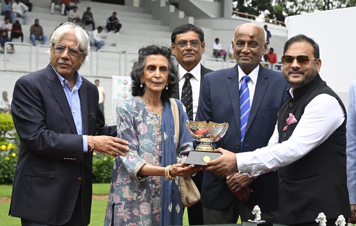 Y. Gopi, right, presenting the winner’s trophy to African Gold’s owners Rashmee A. Amersey of So Blest Trading Co. Pvt. Ltd., second from left, and Dilip Thacker, left, of M/s. DT Racing & Breeding LLP in the presence of HRC chairman R. Surender Reddy, second from right, on Sunday.