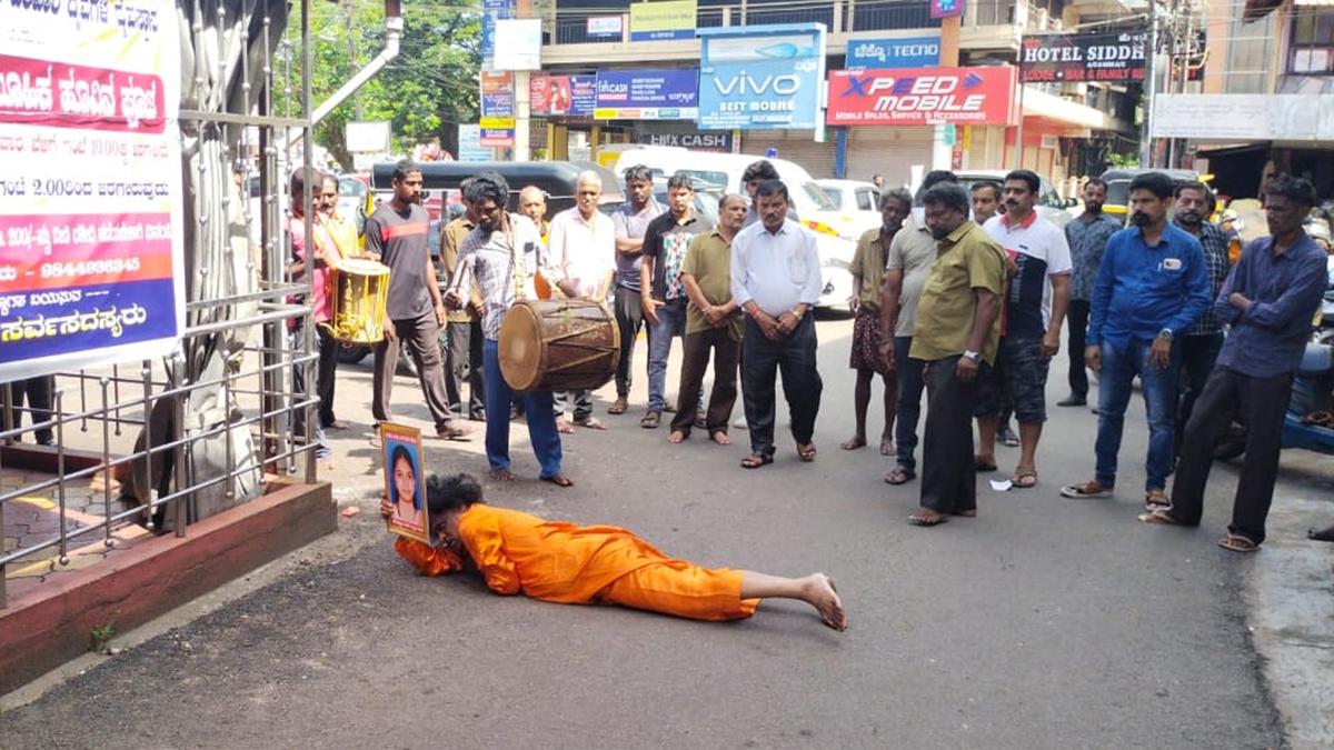 Social activist does ‘urulu seve’ in Udupi seeking justice in Soujanya murder case
