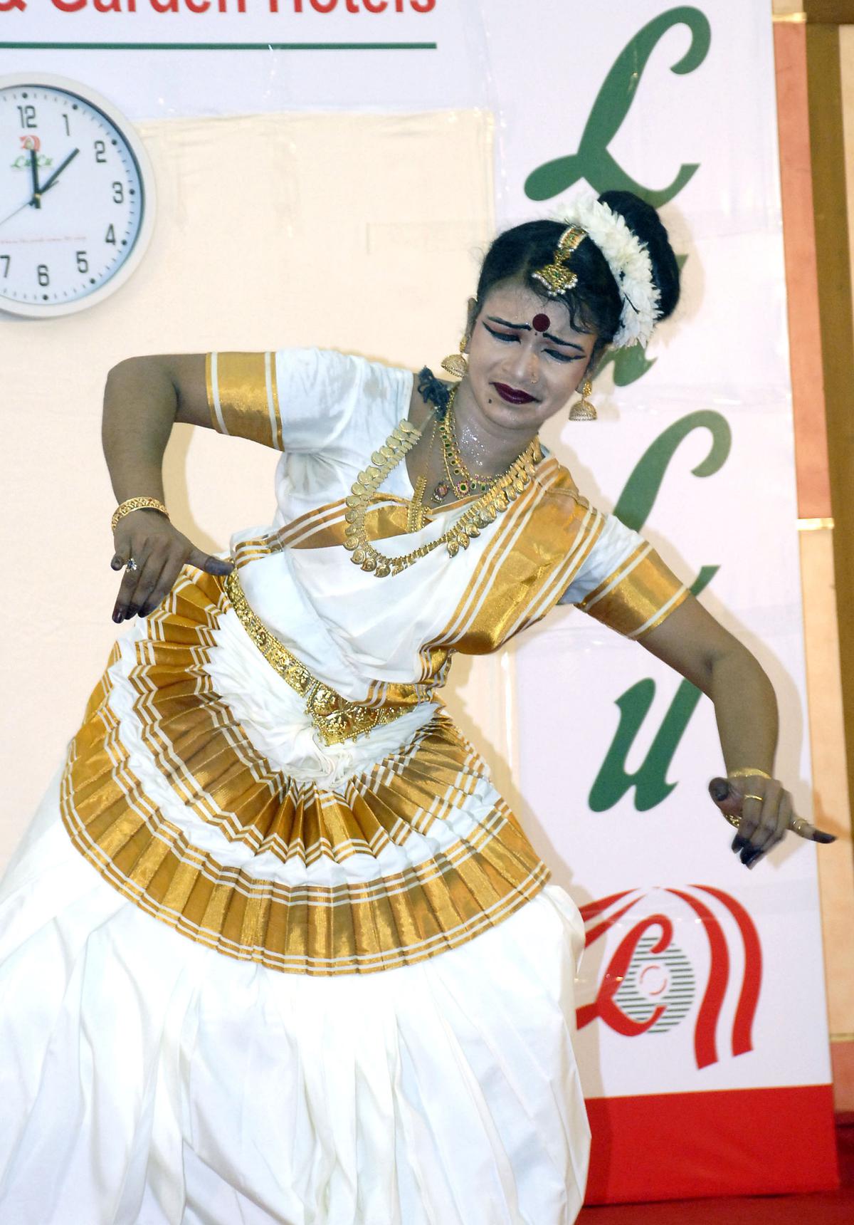 Kalamandalam Hemalatha attempting a World Record at Thrissur