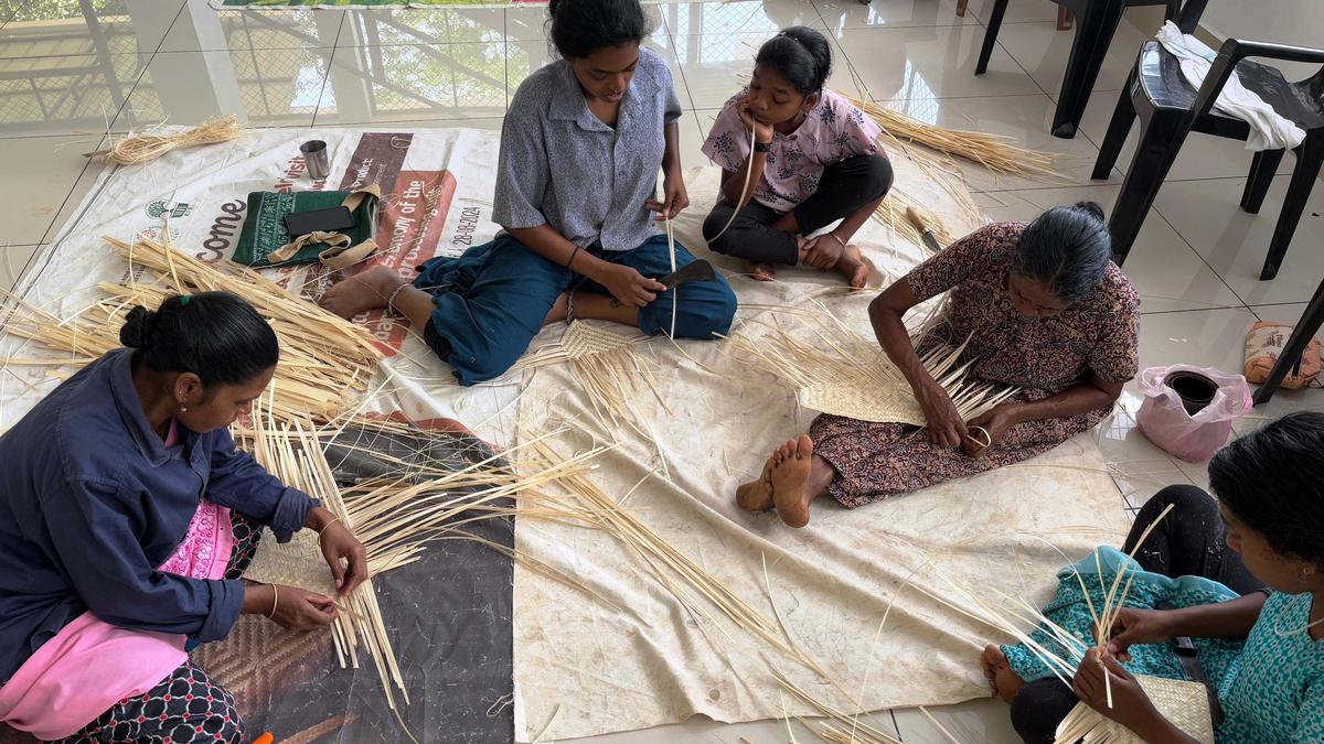 A project to transfer the knowledge of Kannadippaya making to future generations