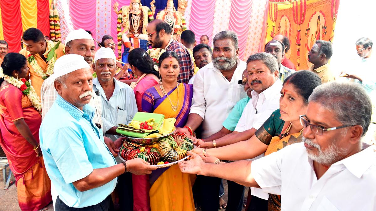 Muslims present ‘seer’ to Meenakshi Sundareswarar Thirukalyanam