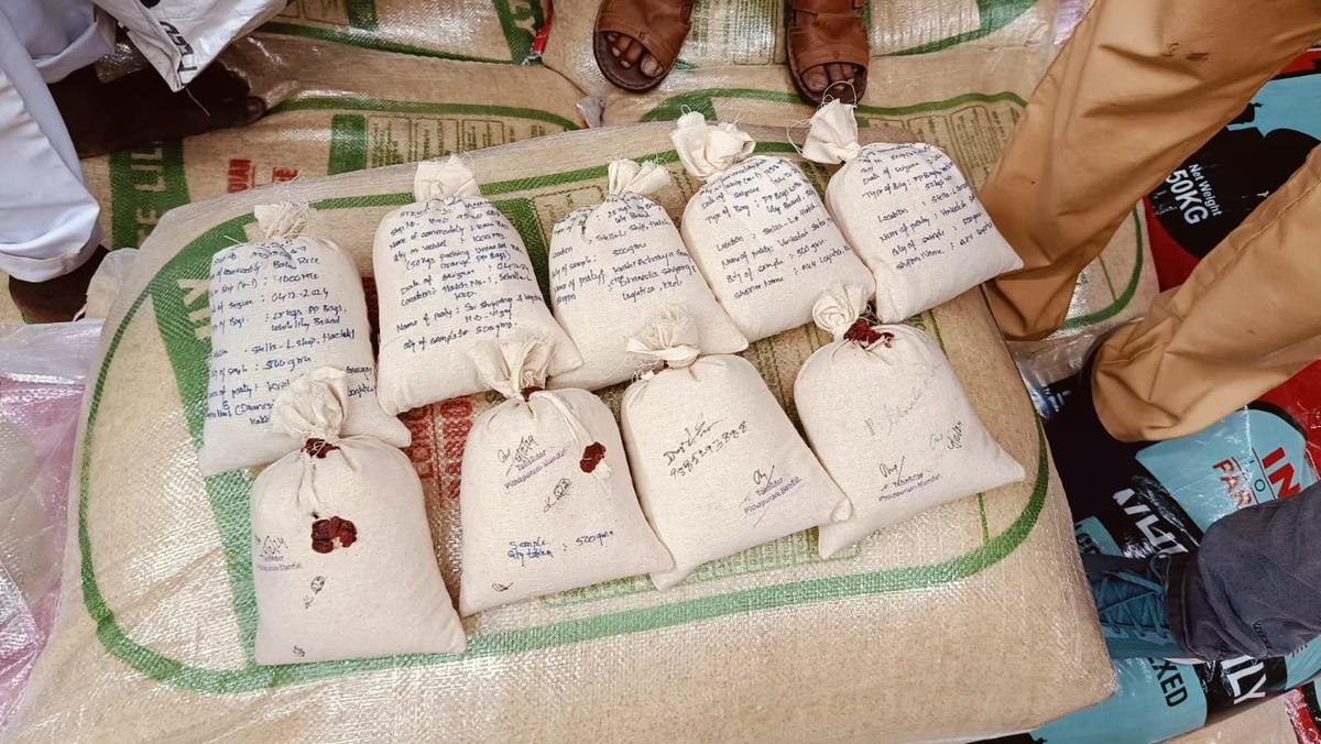 4 दिसंबर, 2024 को काकीनाडा एंकोरेज बंदरगाह पर पश्चिम अफ्रीका जाने वाले मालवाहक जहाज, स्टेला एल पनामा से विशेष जांच दल द्वारा चावल के नमूने एकत्र किए गए।