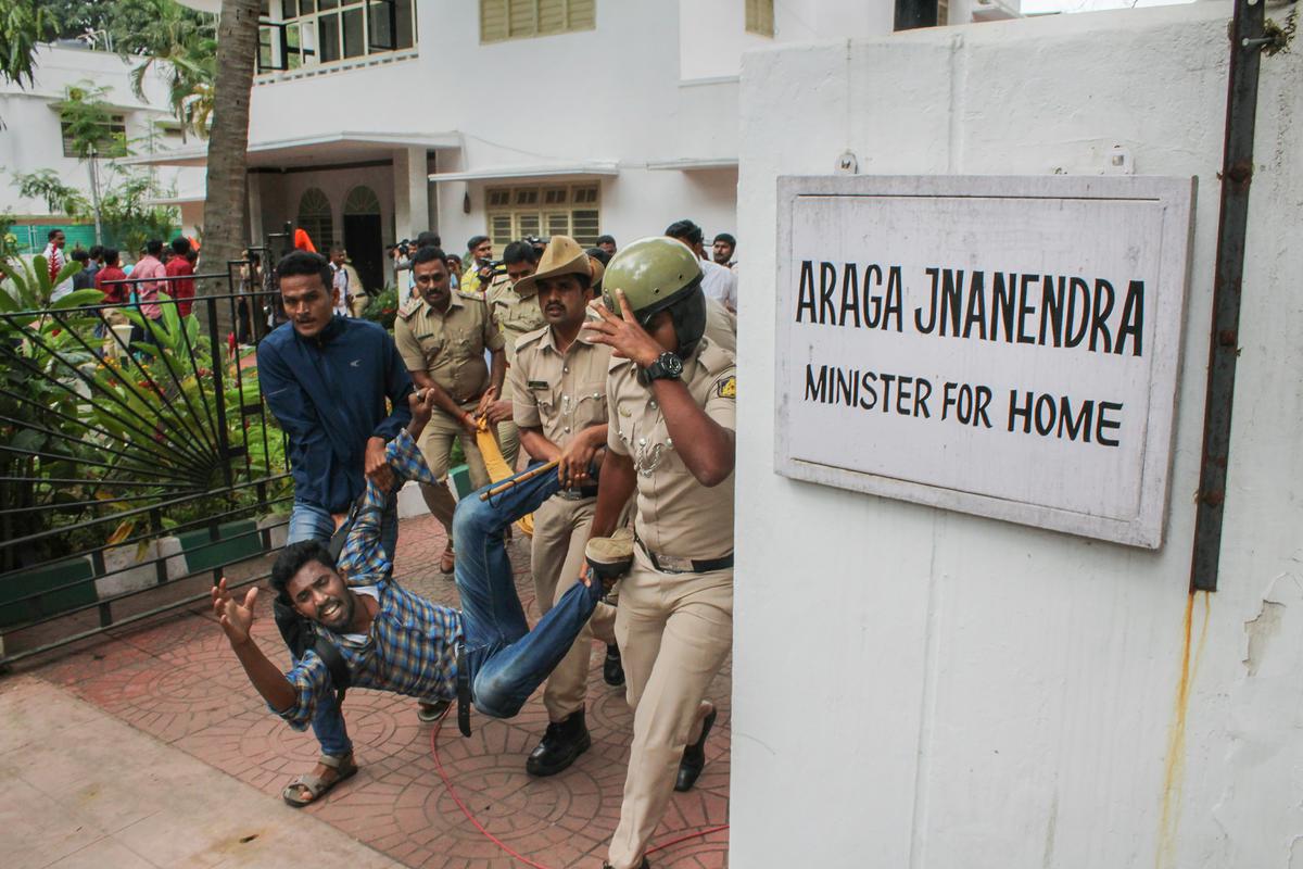 ABVP activists barge into Karnataka Home Minister's residence, FIR lodged  against 30 - The Hindu