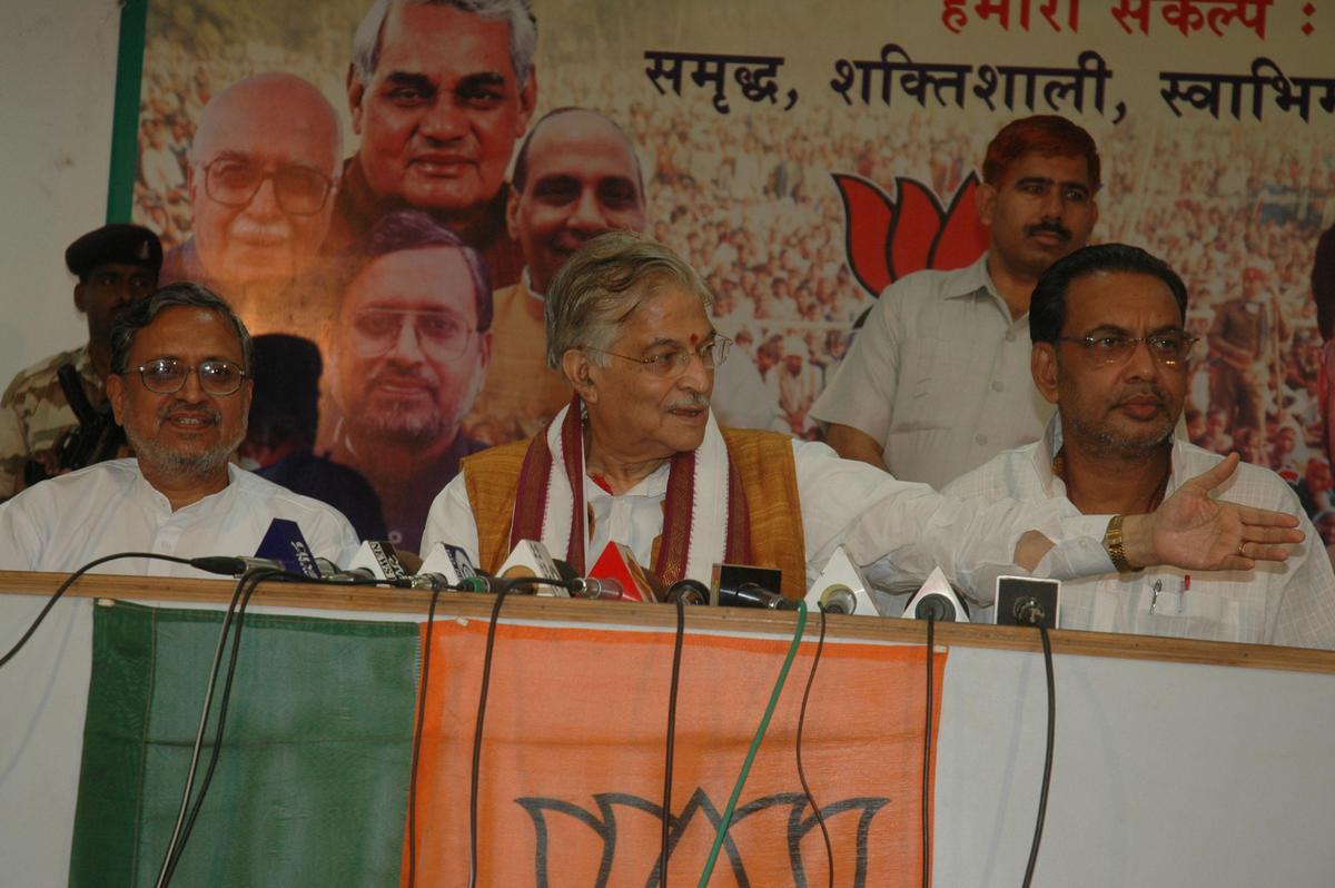 The Bharatiya Janata Party leader Murli Manohar Joshi, addressing a press conference, in Patna on April 28, 2006. The Bihar Deputy Chief Minister Sushil Kumar Modi (left),and state president Radha Mohan Singh (right), are also seen.