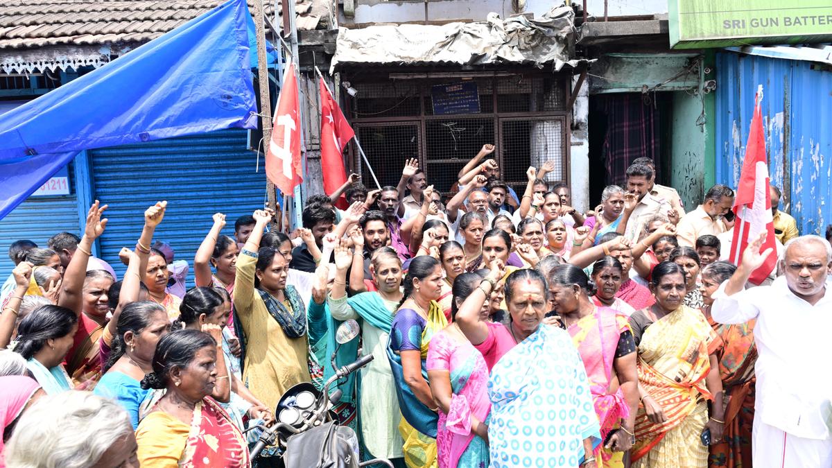 Residents protest demanding closure of Tasmac shop