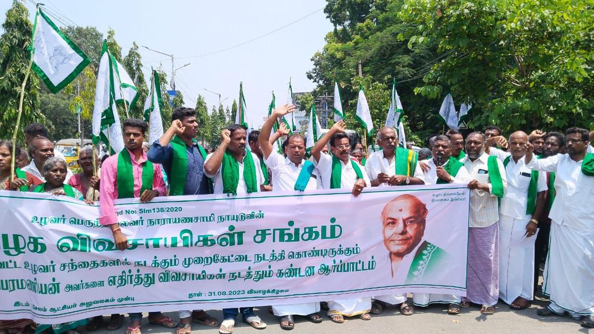 Farmers protest against agri officials in Salem