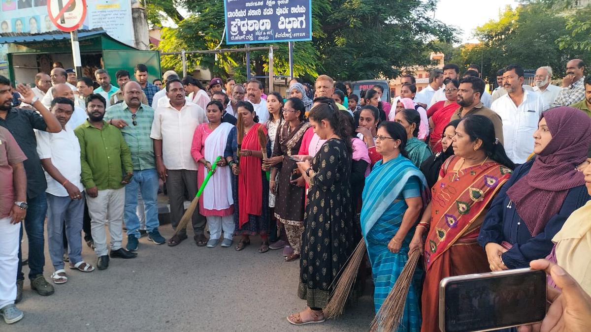 Congress workers stage protest against Sulibele in Shivamogga