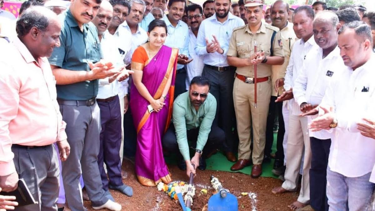 Lad promises comprehensive development of Alnavar taluk