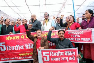 Bank employees stage protest in Shivamogga demanding five-day work week - The Hindu